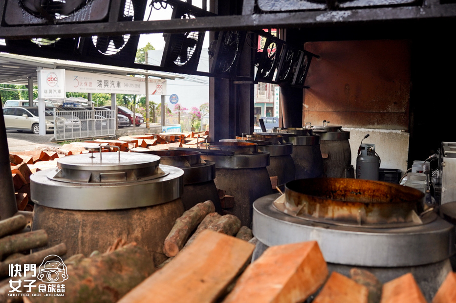 2南投鹿谷美食35甕缸雞鹿谷總店甕仔雞三杯中卷金沙蝦球水蓮合菜推薦.jpg 2南投鹿谷美食35甕缸雞鹿谷總店甕仔雞三杯中卷金沙蝦球水蓮合菜推薦.jpg