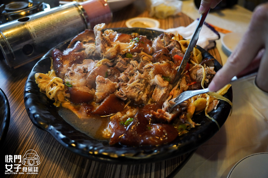 27台中美食東山棧米其林必比登甕缸雞雞油拌飯滷蹄膀.jpg 27台中美食東山棧米其林必比登甕缸雞雞油拌飯滷蹄膀.jpg