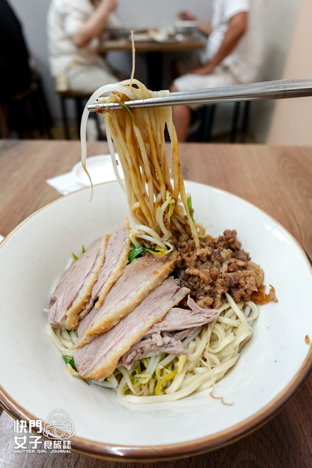 24台北大同美食延三夜市必吃金樺城鵝肉担煙燻鵝肉鵝油飯意麵.jpg 24台北大同美食延三夜市必吃金樺城鵝肉担煙燻鵝肉鵝油飯意麵.jpg