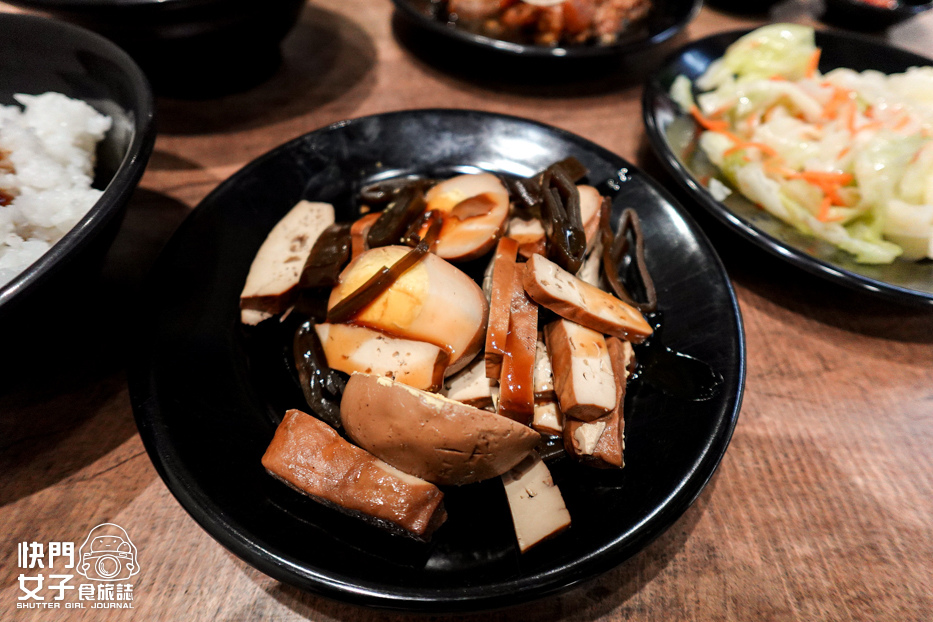 21三重宵夜美食康城傳統滷肉飯腿庫豬腳中段便當.jpg 21三重宵夜美食康城傳統滷肉飯腿庫豬腳中段便當.jpg