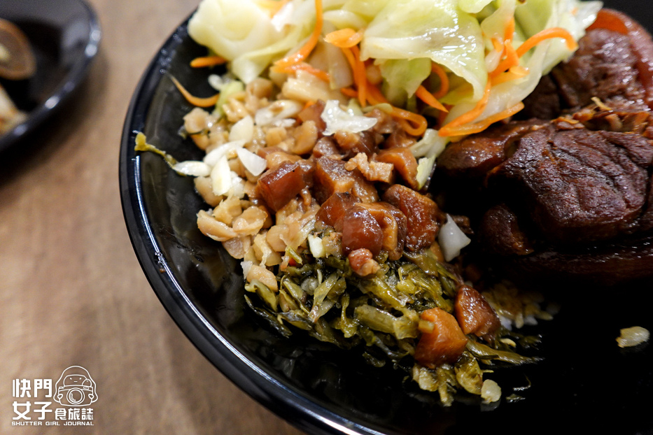 31三重宵夜美食康城傳統滷肉飯腿庫豬腳中段便當.jpg 31三重宵夜美食康城傳統滷肉飯腿庫豬腳中段便當.jpg