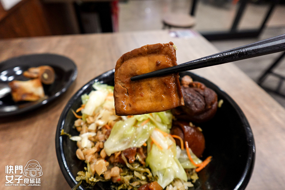 33三重宵夜美食康城傳統滷肉飯腿庫豬腳中段便當.jpg 33三重宵夜美食康城傳統滷肉飯腿庫豬腳中段便當.jpg