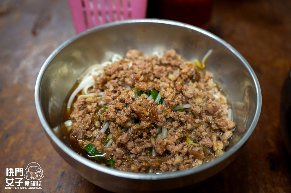 13南投埔里美食雨傘店阿川麵店豬腦煎蛋豬腦湯乾麵.jpg 13南投埔里美食雨傘店阿川麵店豬腦煎蛋豬腦湯乾麵.jpg