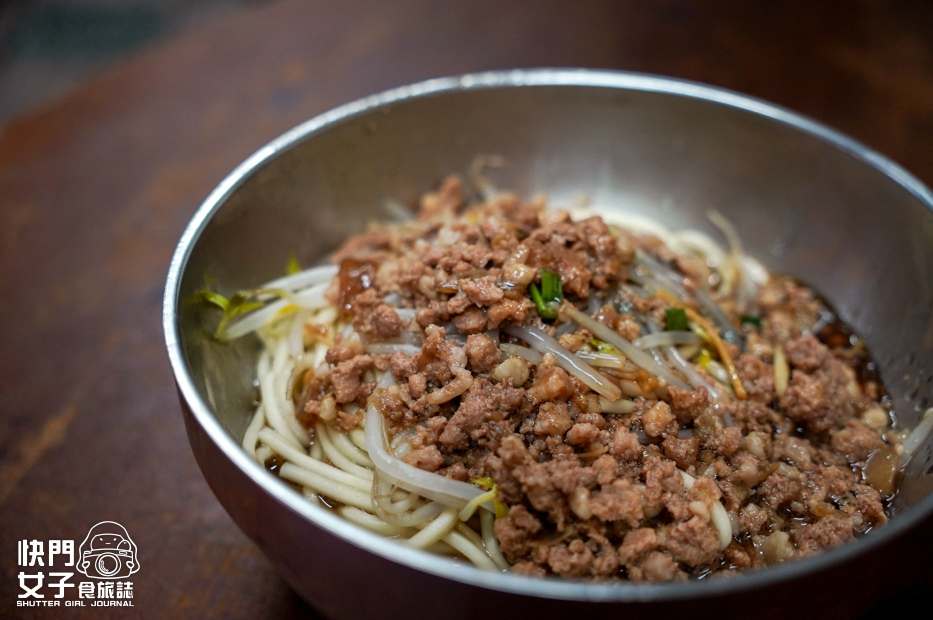 11南投埔里美食雨傘店阿川麵店豬腦煎蛋豬腦湯乾麵.jpg 11南投埔里美食雨傘店阿川麵店豬腦煎蛋豬腦湯乾麵.jpg