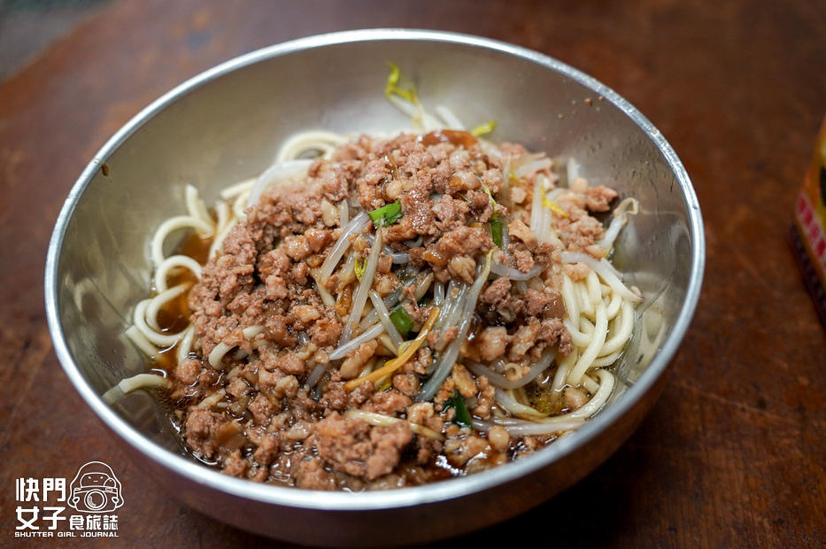 10南投埔里美食雨傘店阿川麵店豬腦煎蛋豬腦湯乾麵.jpg 10南投埔里美食雨傘店阿川麵店豬腦煎蛋豬腦湯乾麵.jpg