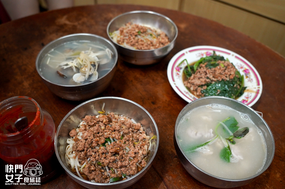 9南投埔里美食雨傘店阿川麵店豬腦煎蛋豬腦湯乾麵.jpg 9南投埔里美食雨傘店阿川麵店豬腦煎蛋豬腦湯乾麵.jpg
