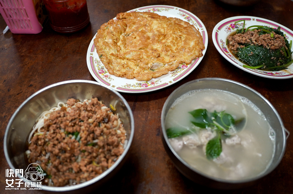 8南投埔里美食雨傘店阿川麵店豬腦煎蛋豬腦湯乾麵.jpg 8南投埔里美食雨傘店阿川麵店豬腦煎蛋豬腦湯乾麵.jpg