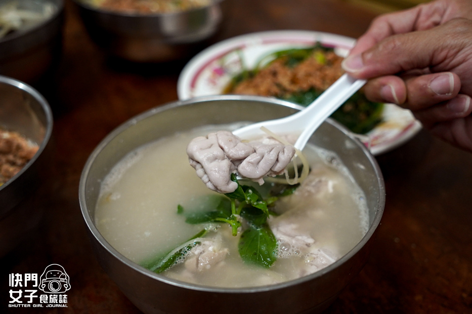 17南投埔里美食雨傘店阿川麵店豬腦煎蛋豬腦湯乾麵.jpg 17南投埔里美食雨傘店阿川麵店豬腦煎蛋豬腦湯乾麵.jpg