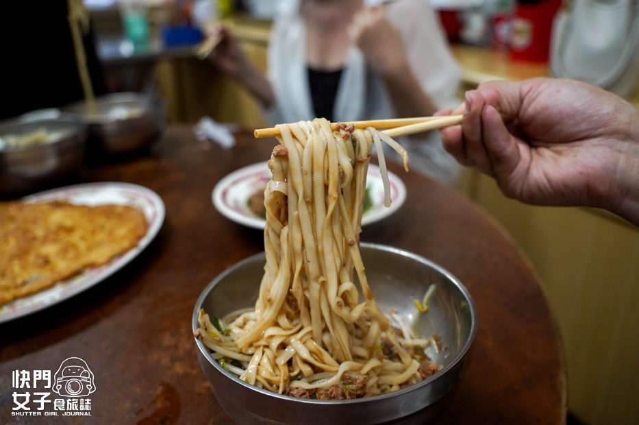 14南投埔里美食雨傘店阿川麵店豬腦煎蛋豬腦湯乾麵.jpg 14南投埔里美食雨傘店阿川麵店豬腦煎蛋豬腦湯乾麵.jpg