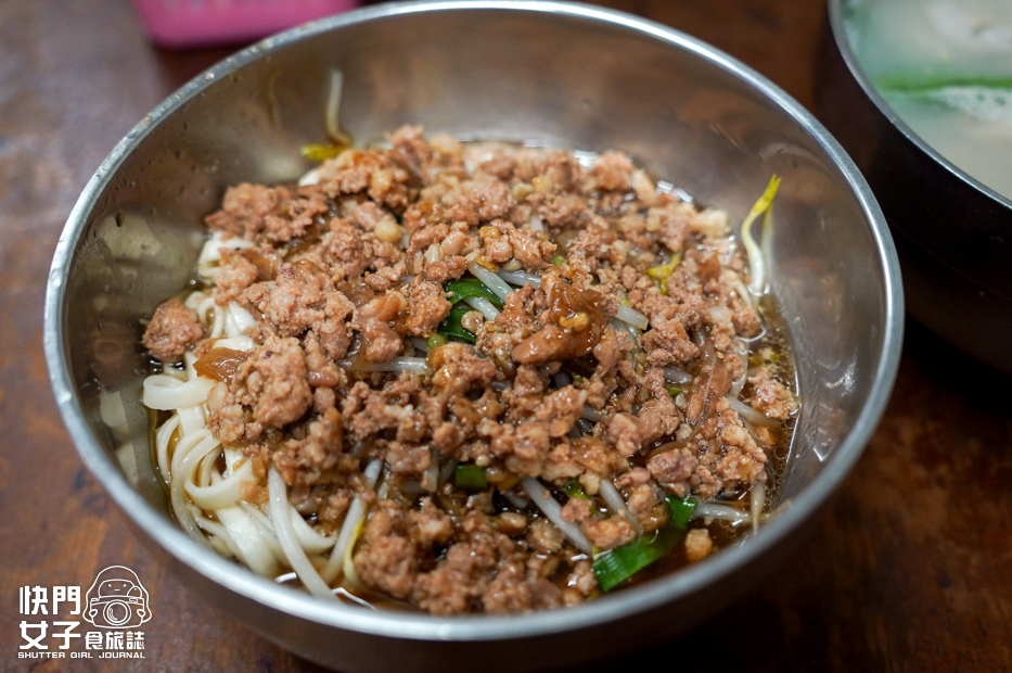 12南投埔里美食雨傘店阿川麵店豬腦煎蛋豬腦湯乾麵.jpg 12南投埔里美食雨傘店阿川麵店豬腦煎蛋豬腦湯乾麵.jpg