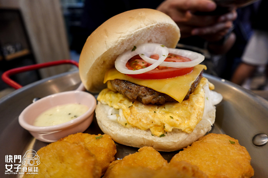 11三重早午餐食月午日經典起司牛肉堡嫩蛋小里肌吐司雞塊.jpg 11三重早午餐食月午日經典起司牛肉堡嫩蛋小里肌吐司雞塊.jpg