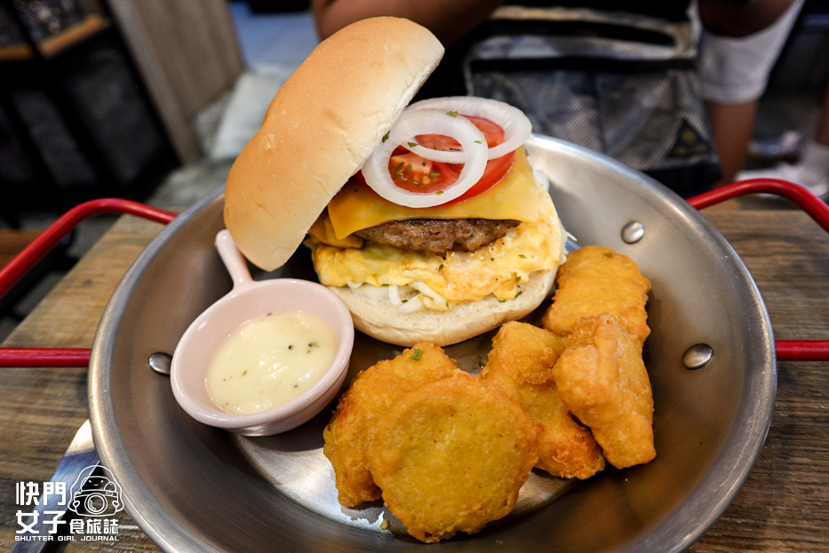 10三重早午餐食月午日經典起司牛肉堡嫩蛋小里肌吐司雞塊.jpg 10三重早午餐食月午日經典起司牛肉堡嫩蛋小里肌吐司雞塊.jpg