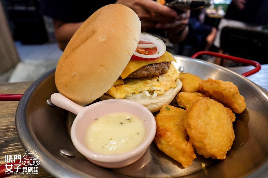 12三重早午餐食月午日經典起司牛肉堡嫩蛋小里肌吐司雞塊.jpg 12三重早午餐食月午日經典起司牛肉堡嫩蛋小里肌吐司雞塊.jpg