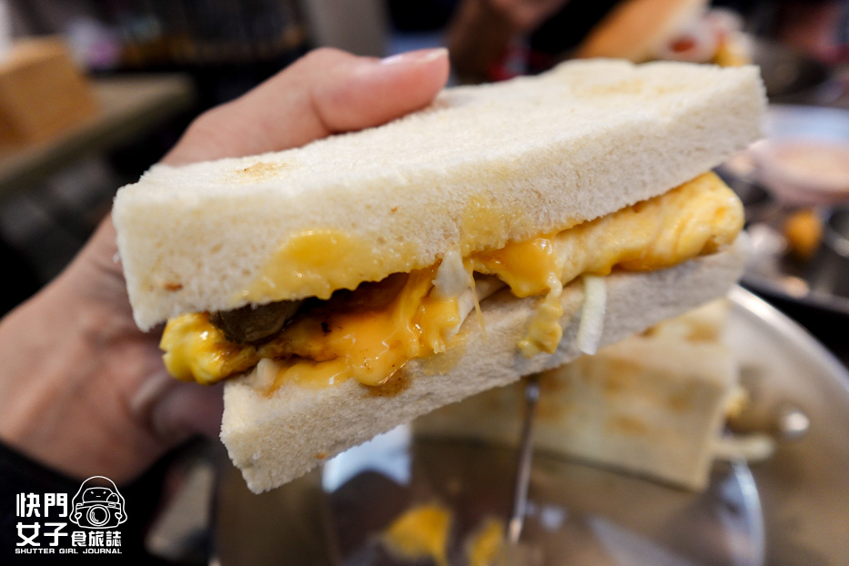 16三重早午餐食月午日經典起司牛肉堡嫩蛋小里肌吐司雞塊.jpg 16三重早午餐食月午日經典起司牛肉堡嫩蛋小里肌吐司雞塊.jpg