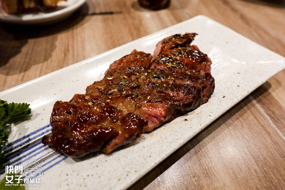 22三重美食容燒居酒屋培根麻吉串牛排牛肉剝皮辣椒醬烤肥腸.jpg