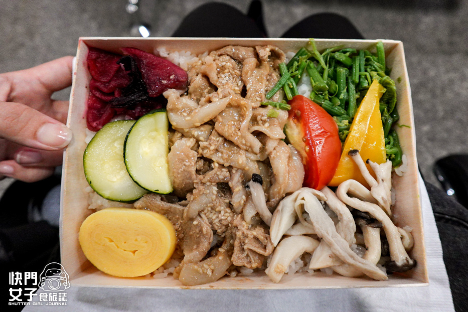 18-2-1高雄空廚高鐵便當開箱列車便當薑汁燒肉飯.jpg