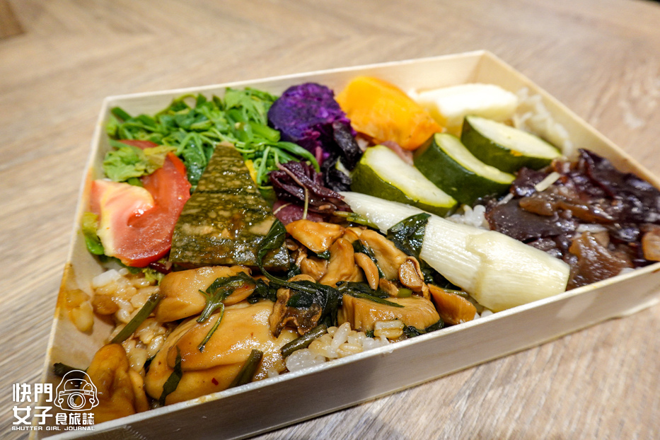 28高鐵便當開箱列車便當素食照燒蠔菇佐紫米飯野菜鮮蔬佐燕麥飯.jpg
