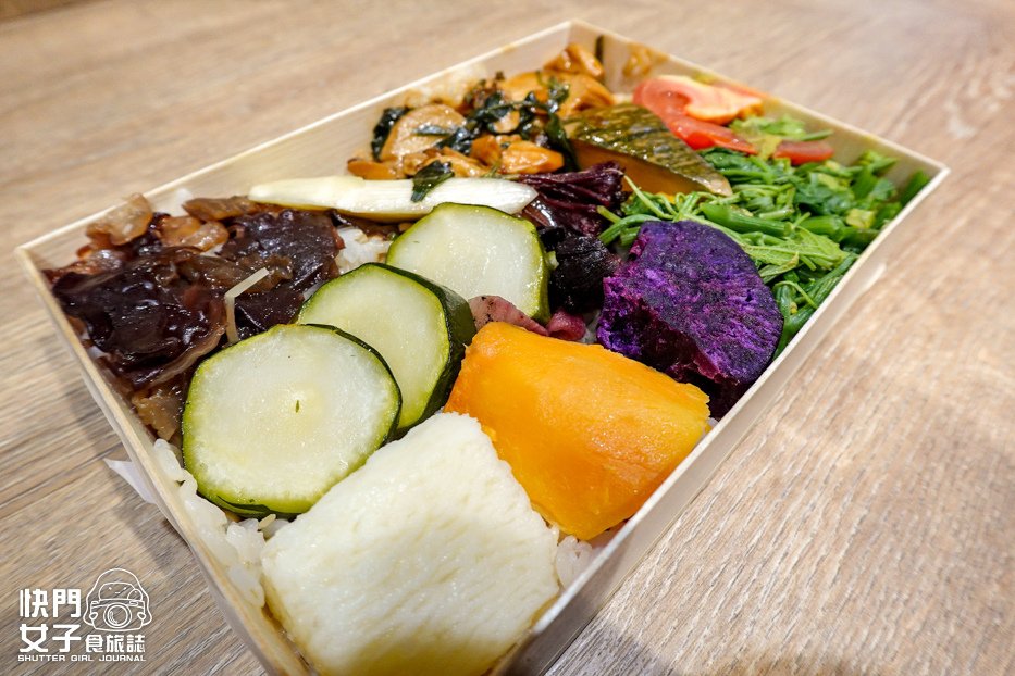 29高鐵便當開箱列車便當素食照燒蠔菇佐紫米飯野菜鮮蔬佐燕麥飯.jpg
