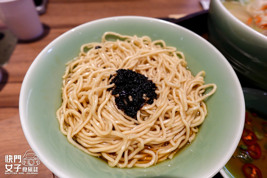 12青嬌膠原麵館黑蔥油拌麵排骨酥青菜香飯.jpg