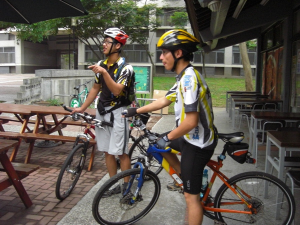 早上六點在男餐。學俞、士安