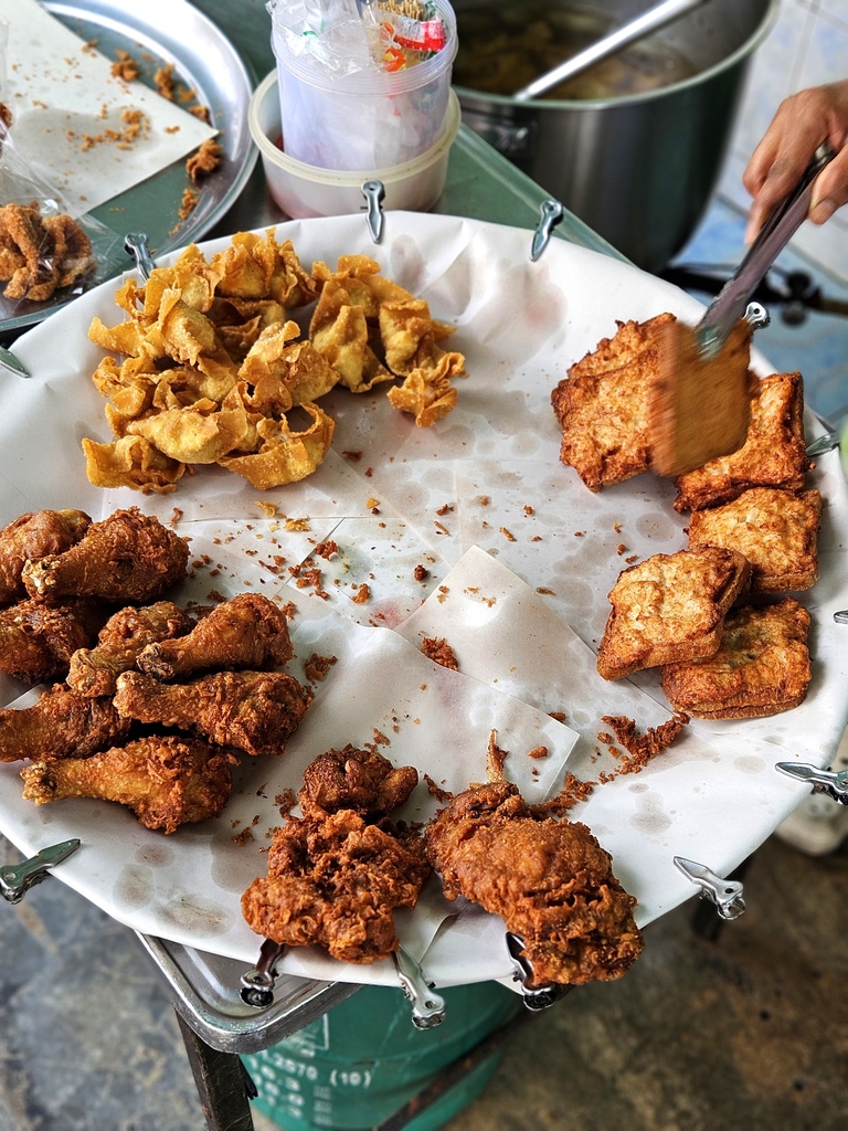[食記] 曼谷 媚姐炸雞飯