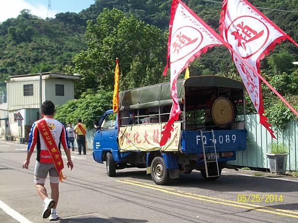 005保仁宮前來迎接之總幹事與鼓車.JPG