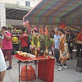 11天龍宮香案桌與趙聖帝君乩生.JPG