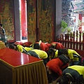 15永龍宮眾善信團拜於恩主殿2.JPG