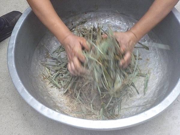 自然農法06：用原始土壤乾式培養微生物菌後用麻布包起折成四方形.jpg