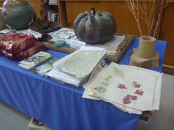 深度旅行11：槌染花布是用槌子將花和葉印染在布上，在地傳統的手作紙原料常用苧麻。大南瓜和大瓠瓜造型的陶藝令人會心一笑.jpg
