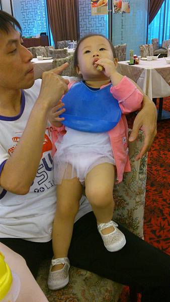 2013.08.04. 1歲10個月又26天。新竹大大茶樓(吃到完全沒坐相的哈妮，一整個在他爸比身上撒野)-31