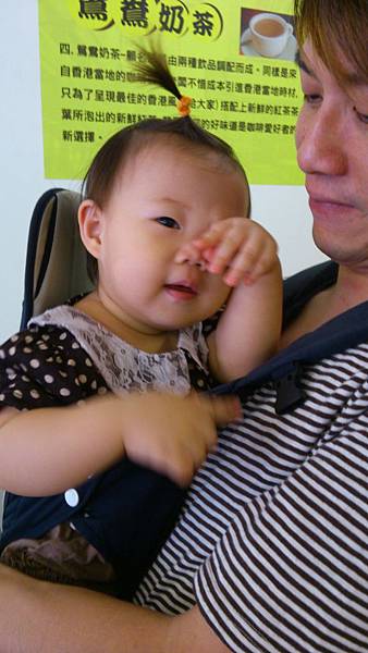 2012.10.20。1歲1個月又11天。新竹元朗茶餐廳(哈妮一直揉眼睛，因為她想睡回籠覺)-9