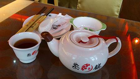 2013.05.11。1歲8個月又2天。南投旺角蒸饌港式飲茶(茶水和餐具，茶水是免費的哦)-8