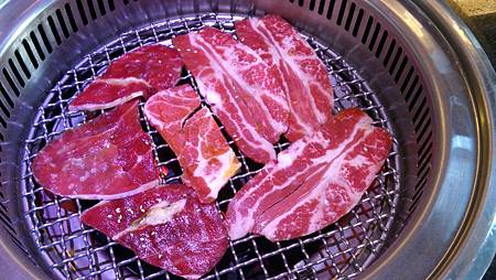 2014.01.18。(2歲4個月又9天)(6個月又27天)。竹北石頭燒肉、火鍋、日本料理-7
