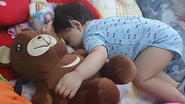 2014.08.06。1歲1個月又15天。趴跪著睡還是要抓一隻熊抱著。