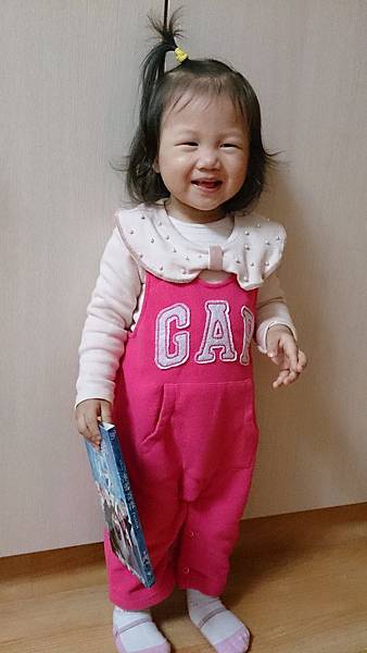 2015.03.21。1歲8個月又27天。愛妮越大越有主見，近期她也和姊姊一樣喜歡粉紅色。穿上粉紅色系的衣服她心情可好的呢!-8