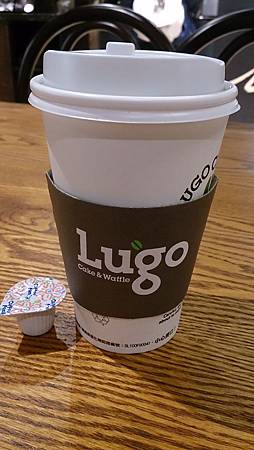 2015.11.22。(4歲2個月又13天)(2歲5個月)。新竹巨城百貨Cafe Lugo(當天覺的百貨公司冷氣怎麼可以這麼冷，所以點了一杯熱的黑咖啡$85元，咖啡的部份還可以，順順的..)-16