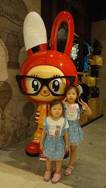 2016.07.30。(4歲10個月又21天)(3歲1個月又8天)。新竹巨城百貨買公公的父親節禮物，然後孩子們看到他們喜歡的玩偶總要來拍一下-3