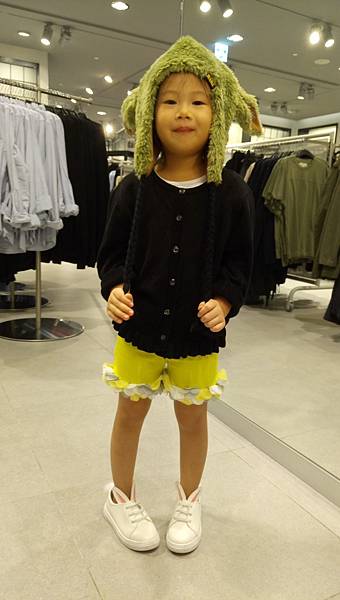 2016.10.29。5歲1個月又20天。桃園大江購物中心。陪爸比逛H&M，哈妮一直在搞笑-3