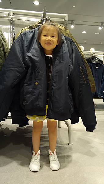 2016.10.29。5歲1個月又20天。桃園大江購物中心。陪爸比逛H&M，哈妮一直在搞笑-1