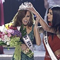 147971_alyssa-campanella-miss-california-is-crowned-as-the-2011-miss-usa-by-miss-usa-2010-rima-fakih-in-las.jpg