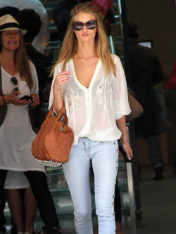 casual Rosie-Huntington-Whiteley_article_image.jpg