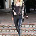 casual Rosie-Huntington-Whiteley_article_image4.jpg