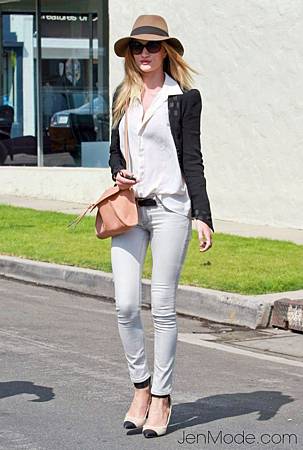 casual Rosie-Huntington-Whiteley_article_image3.jpg