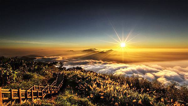 Sunset over the sea of ​​clouds.jpg