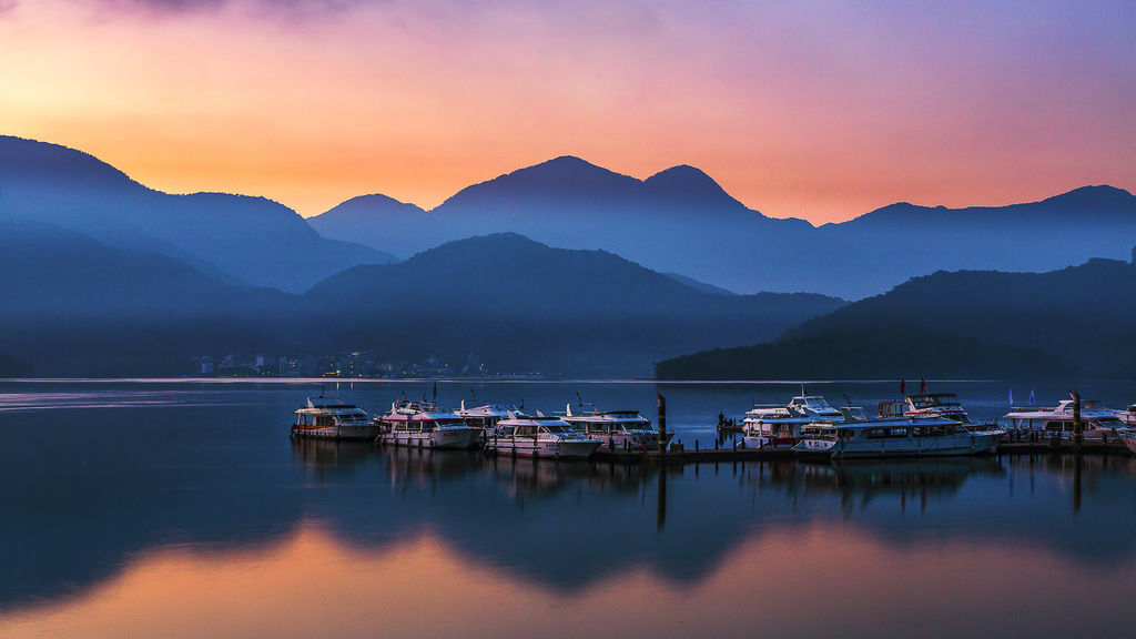 Dawn of Sun Moon Lake-1.jpg