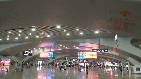 珠海高鐵站內如機場一樣大.jpg