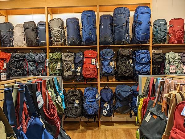 東京都內最大型的Montbell京橋店