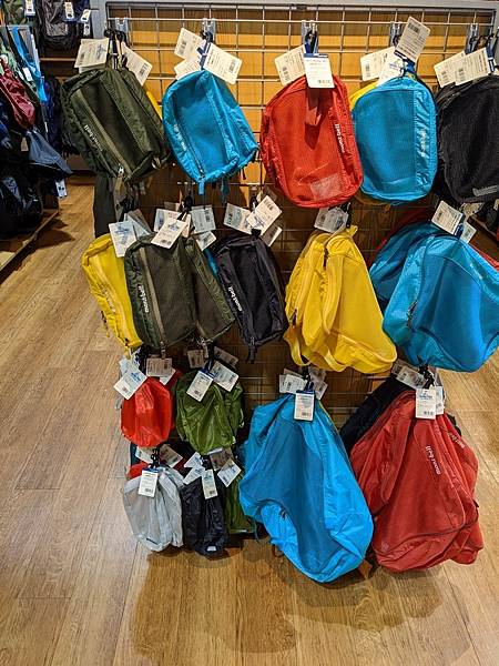 東京都內最大型的Montbell京橋店