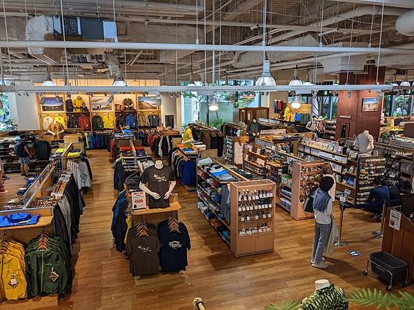 東京都內最大型的Montbell京橋店